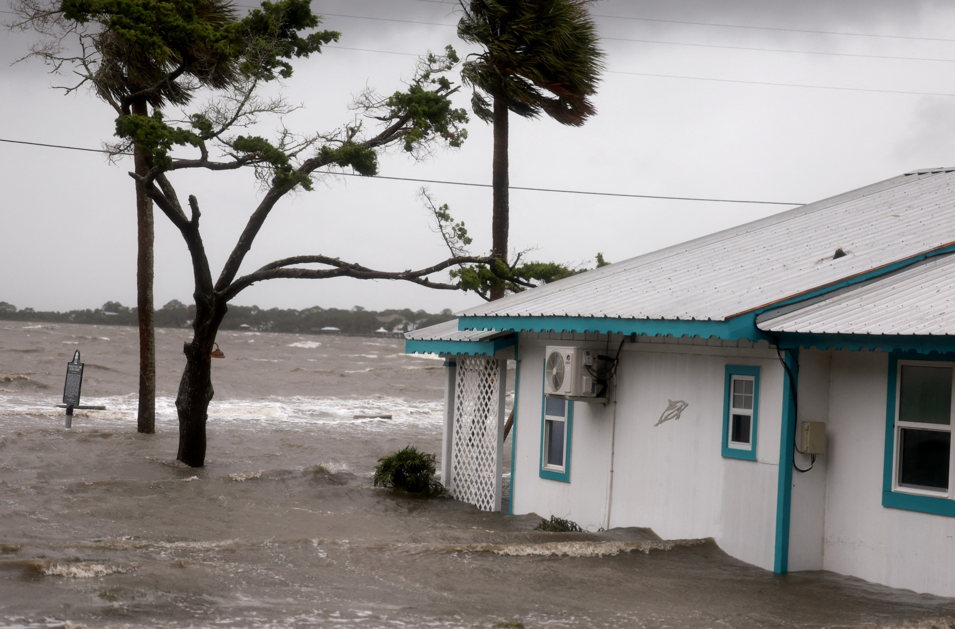 Enchentes atingiram cidade de Cedar Key, no oeste da Flórida - Joe Raedle/AFP