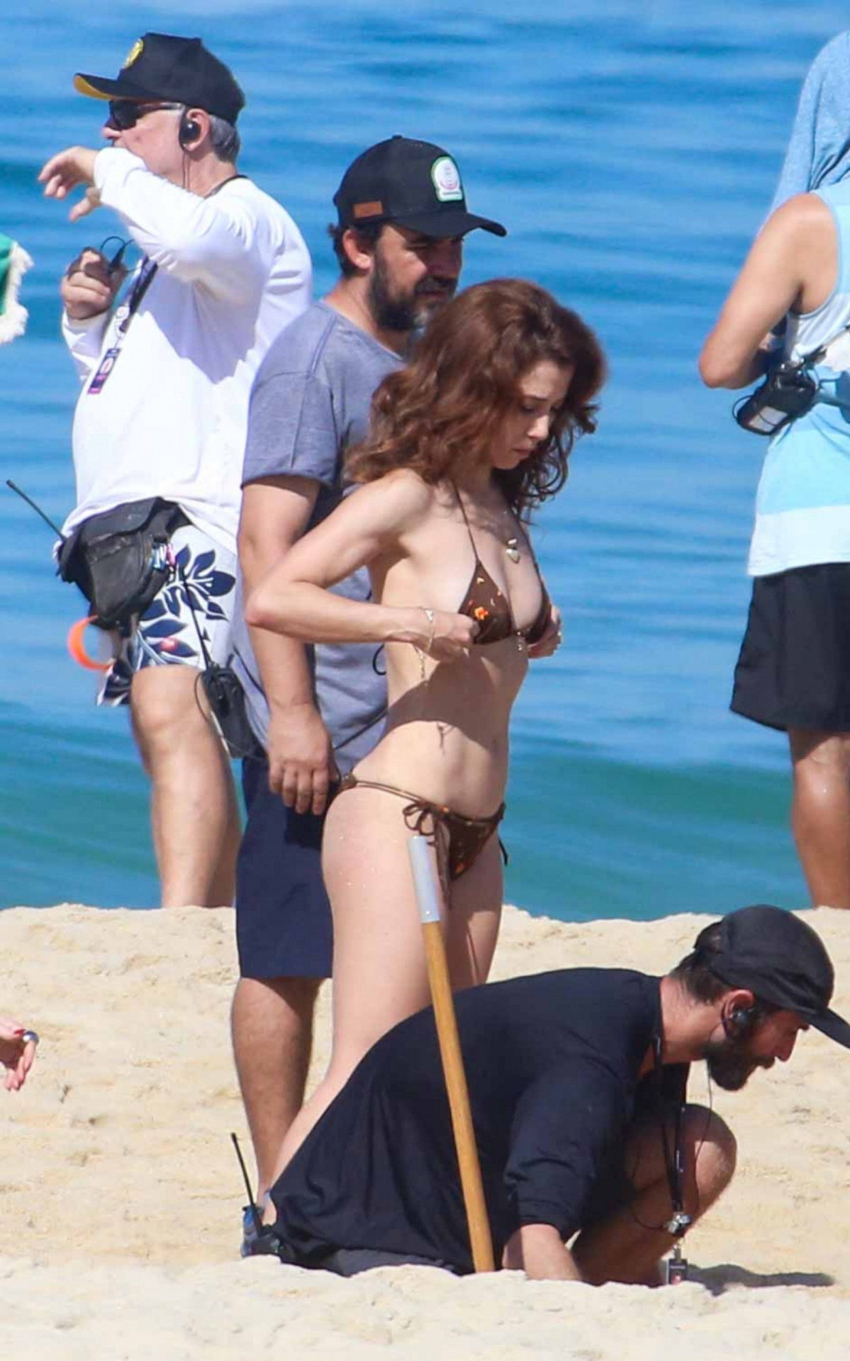 De biquíni, Marjorie Estiano grava projeto na Praia de Ipanema
