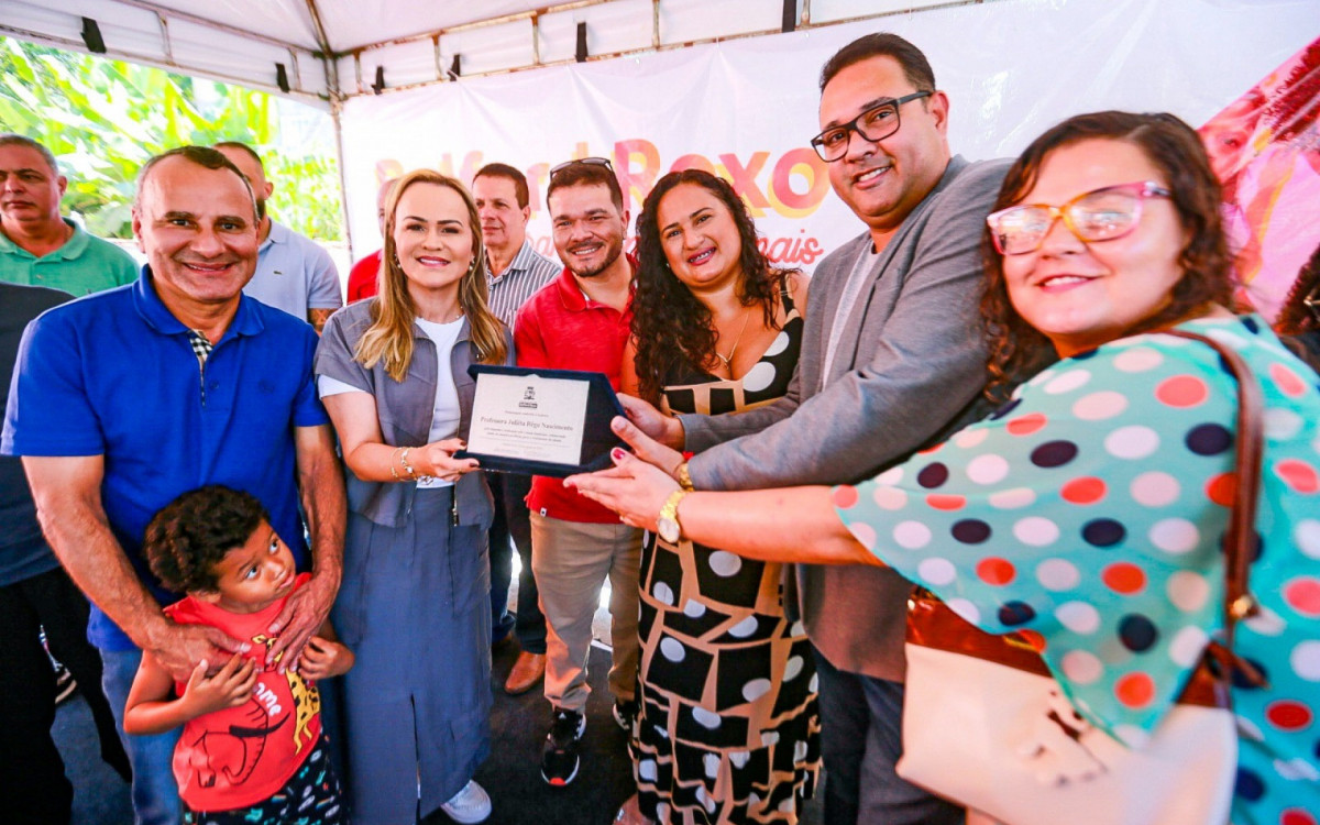 Prefeito Waguinho, deputada federal Daniela Carneiro entregaram a placa de inauguração a familiares de Julieta Rêgo