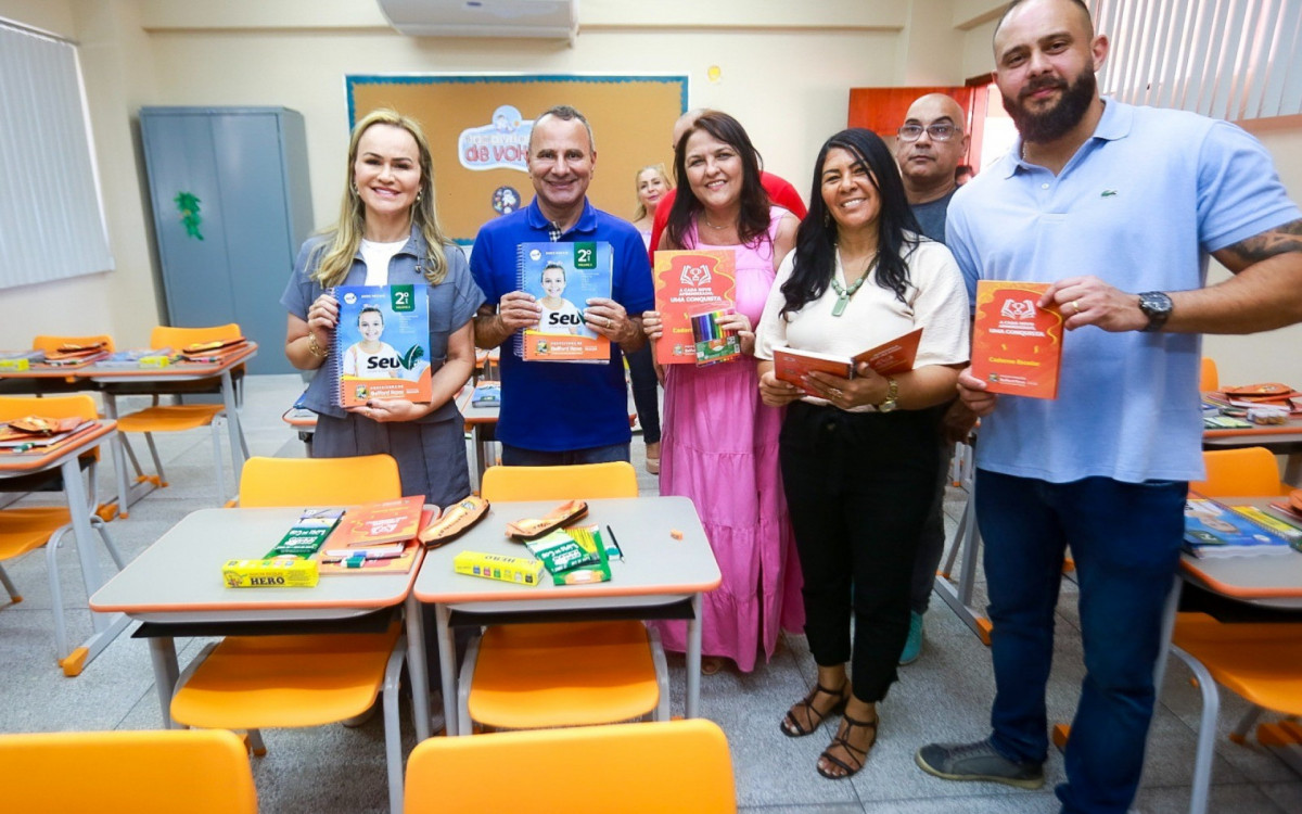 A deputada Daniela Carneiro, prefeito Waguinho e familiares de Julieta Rêgo conheceram as salas de aula