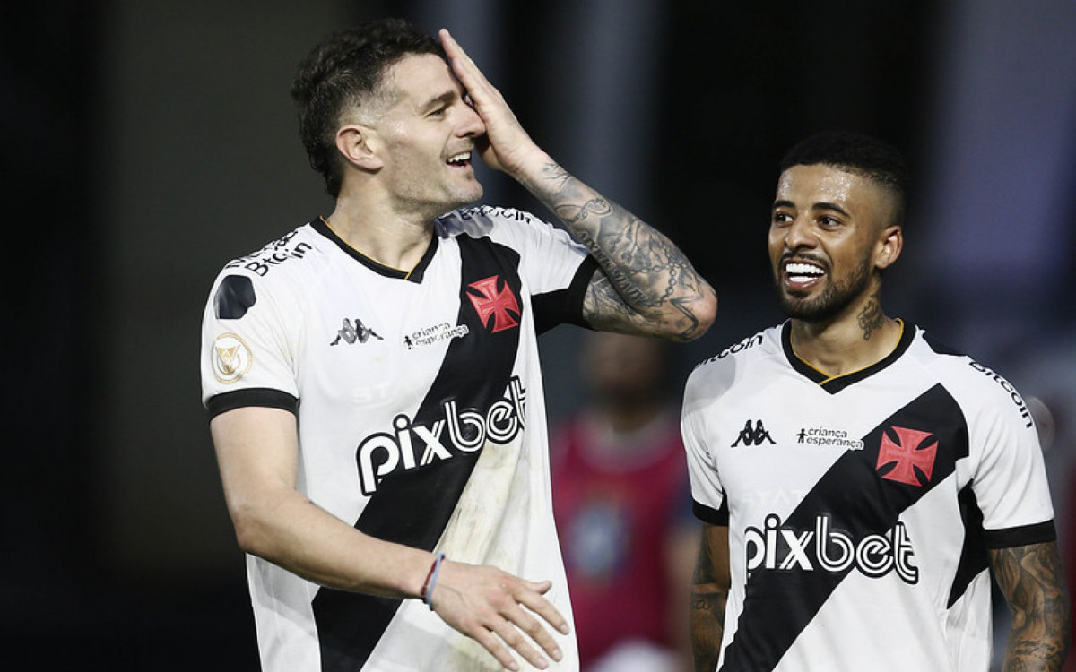 Estreia e primeiro gol de Vegetti pelo Vasco completam um ano