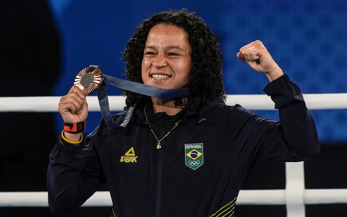 Beatriz Ferreira recebe a medalha de bronze