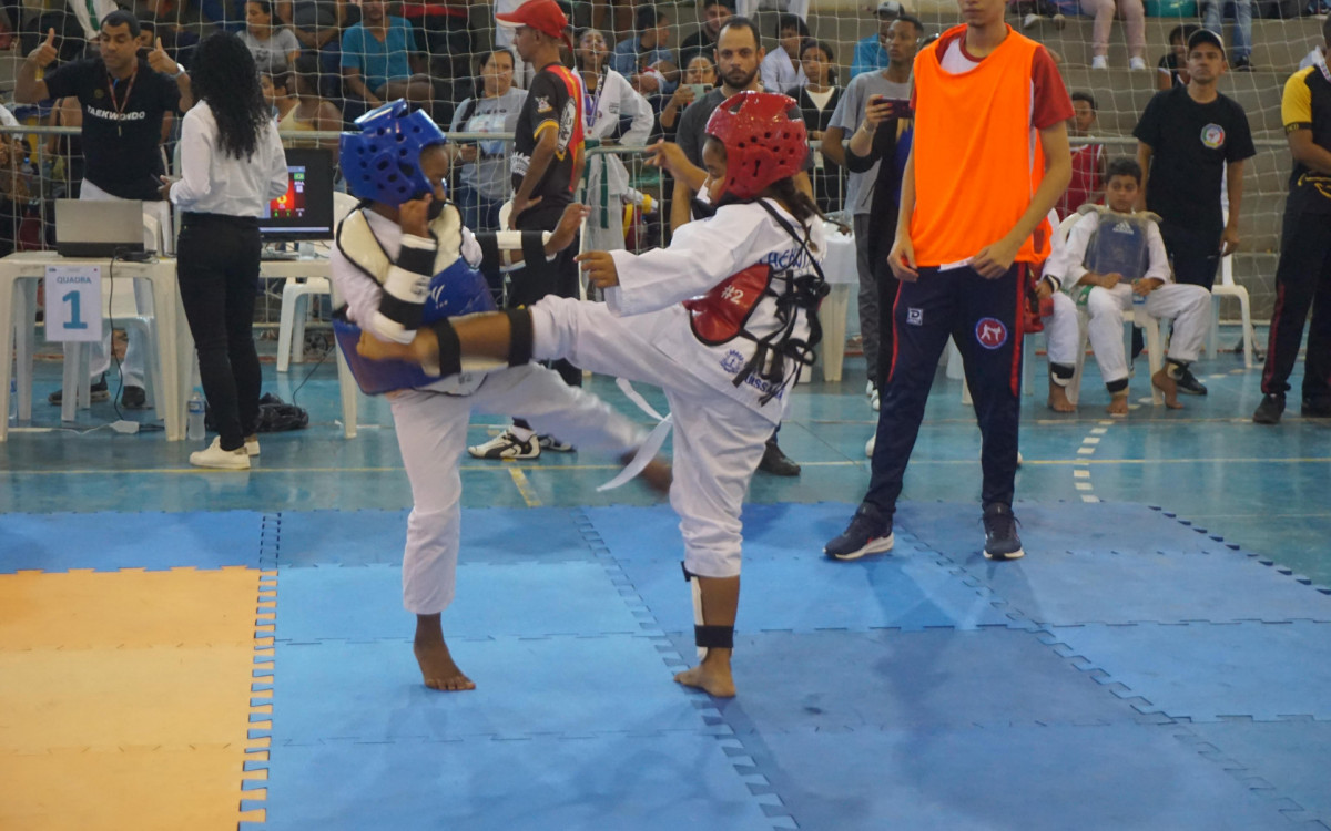 Atletas de Quissamã celebram suas conquistas na 8ª Copa Macabu de Taekwondo, exibindo com orgulho as 22 medalhas conquistadas