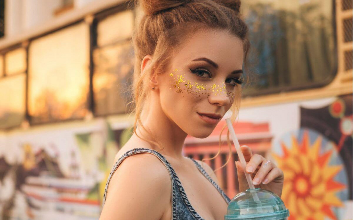 Truques simples ajudam a curtir o festival de m&uacute;sica sem preocupa&ccedil;&atilde;o com a maquiagem (Imagem: Anna Demianenko | Shutterstock) 