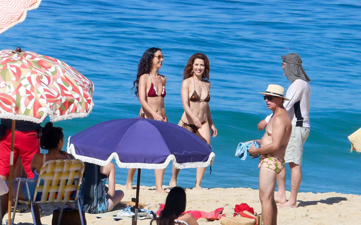 De biquíni, Marjorie Estiano grava projeto na Praia de Ipanema

