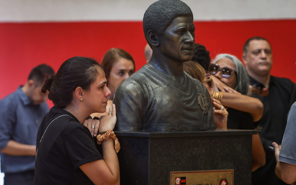 Corpo de Adilio &eacute; velado em gin&aacute;sio do Flamengo na G&aacute;vea
