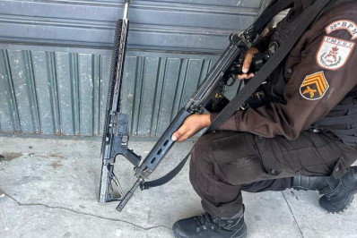 PM apreende fuzil no bairro Santa Teresa em Belford Roxo