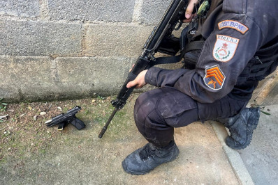 PM prende criminoso 'Biscoito' com pistola no Parque Floresta em Belford Roxo