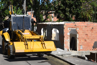 Oito construções irregulares retiradas das Pedreiras em Maricá