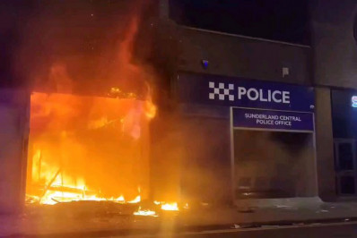 Governo britânico anuncia medidas para enfrentar distúrbios da extrema direita