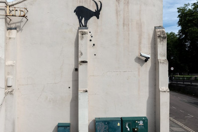 Banksy revela nova arte em prédio de Londres; veja teorias sobre a imagem da cabra