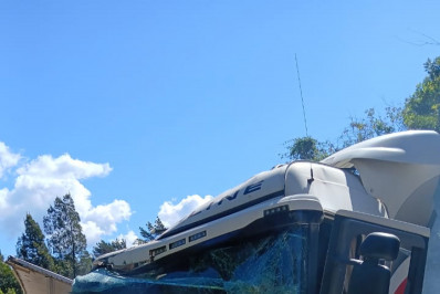 Carreta tomba na descida da serra de Petrópolis na manhã desta terça-feira