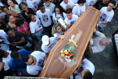 Adolescente morto no Morro dos Macacos é sepultado 