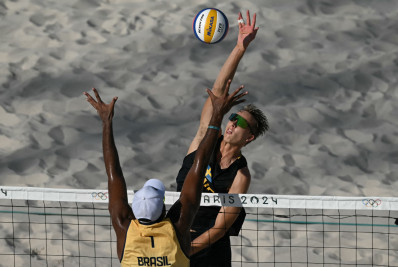 Evandro e Arhur perdem para dupla nº 1 e estão eliminados