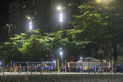 Praia de Icaraí recebe novas lâmpadas LED voltadas para a prática esportiva na orla