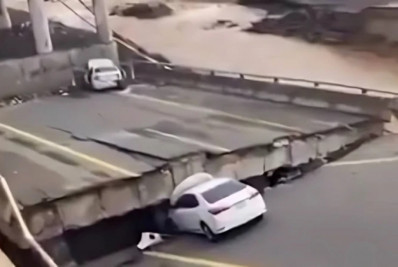 Ponte cai após fortes chuvas na Arábia Saudita; veja vídeo