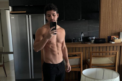 Ricky Tavares exibe corpo sarado na web