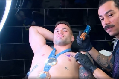 Willian Lima faz tatuagem para homenagear medalhas conquistadas em Olimpíada