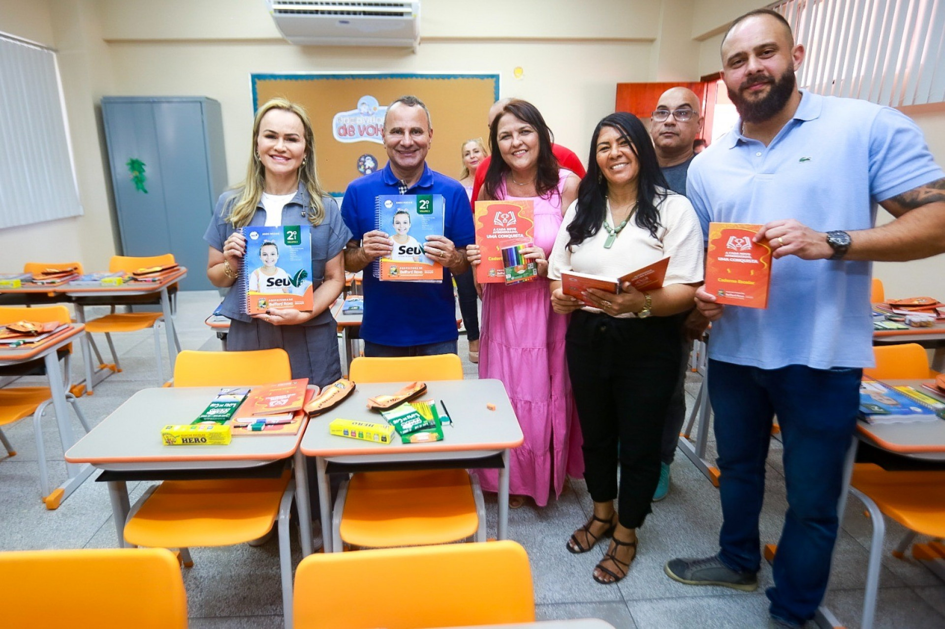 A deputada Daniela Carneiro, prefeito Waguinho e familiares de Julieta R&ecirc;go conheceram as salas de aula - Rafael Barreto/PMBR