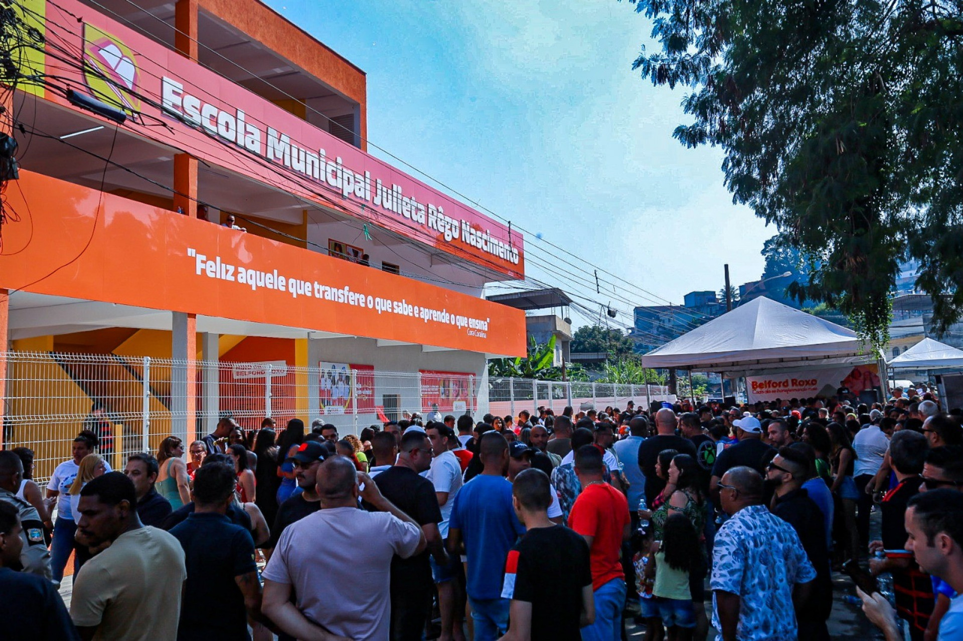 Moradores do bairro Jardim Redentor e de localidades adjacentes prestigiaram a inaugura&ccedil;&atilde;o da escola - Rafael Barreto/PMBR