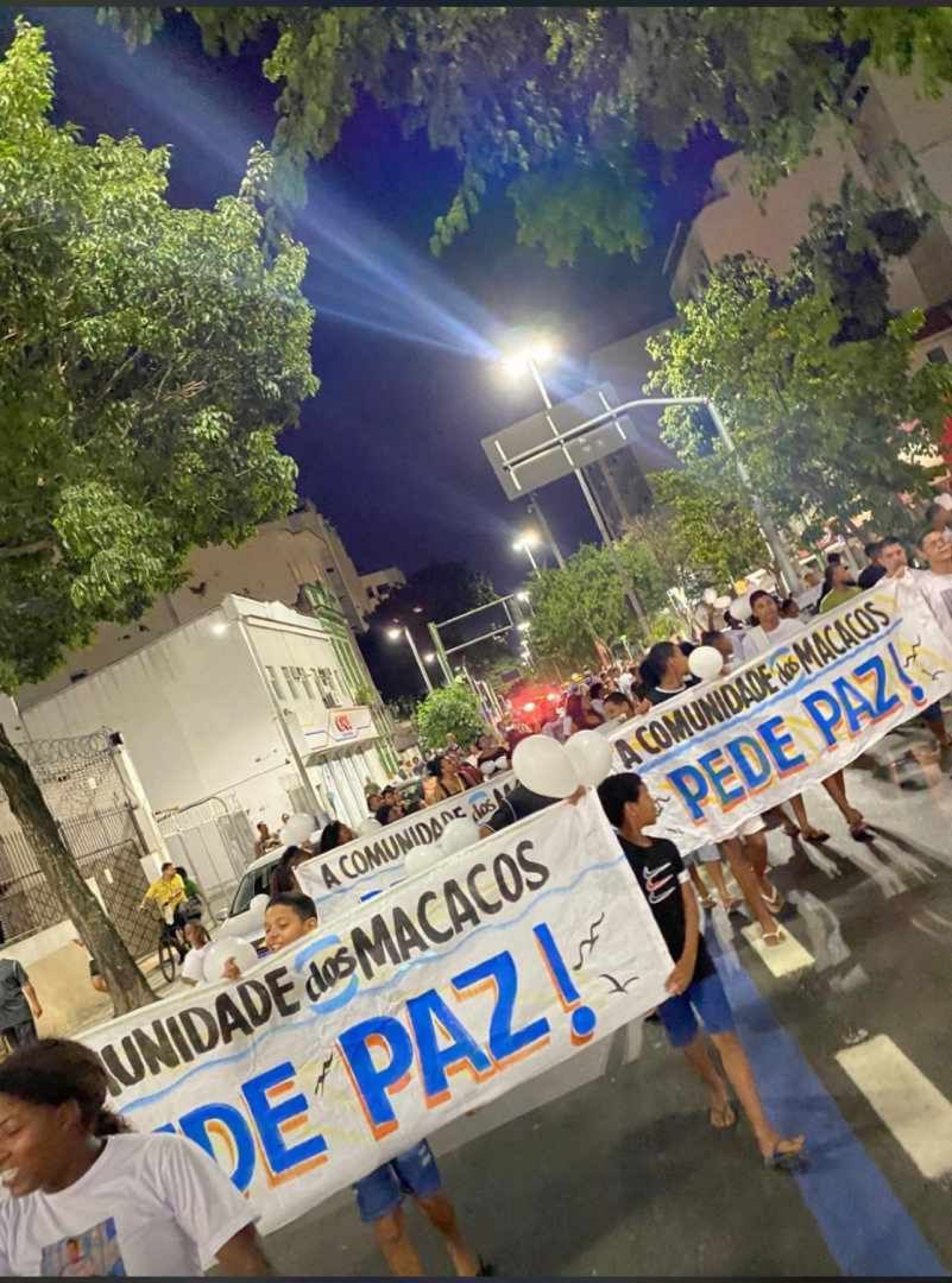 Moradores do Morro dos Macacos fazem protesto pelas mortes de entregador e adolescente