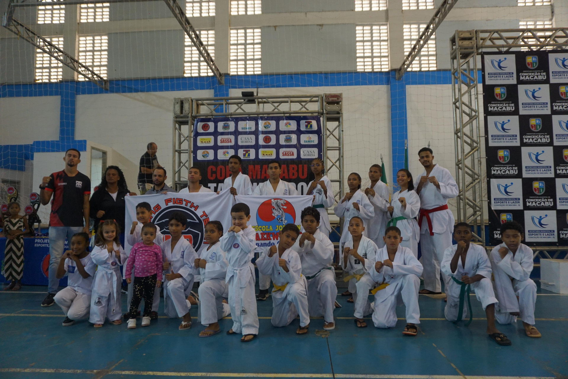 Atletas de Quissamã celebram suas conquistas na 8ª Copa Macabu de Taekwondo, exibindo com orgulho as 22 medalhas conquistadas - Foto: Divulgação