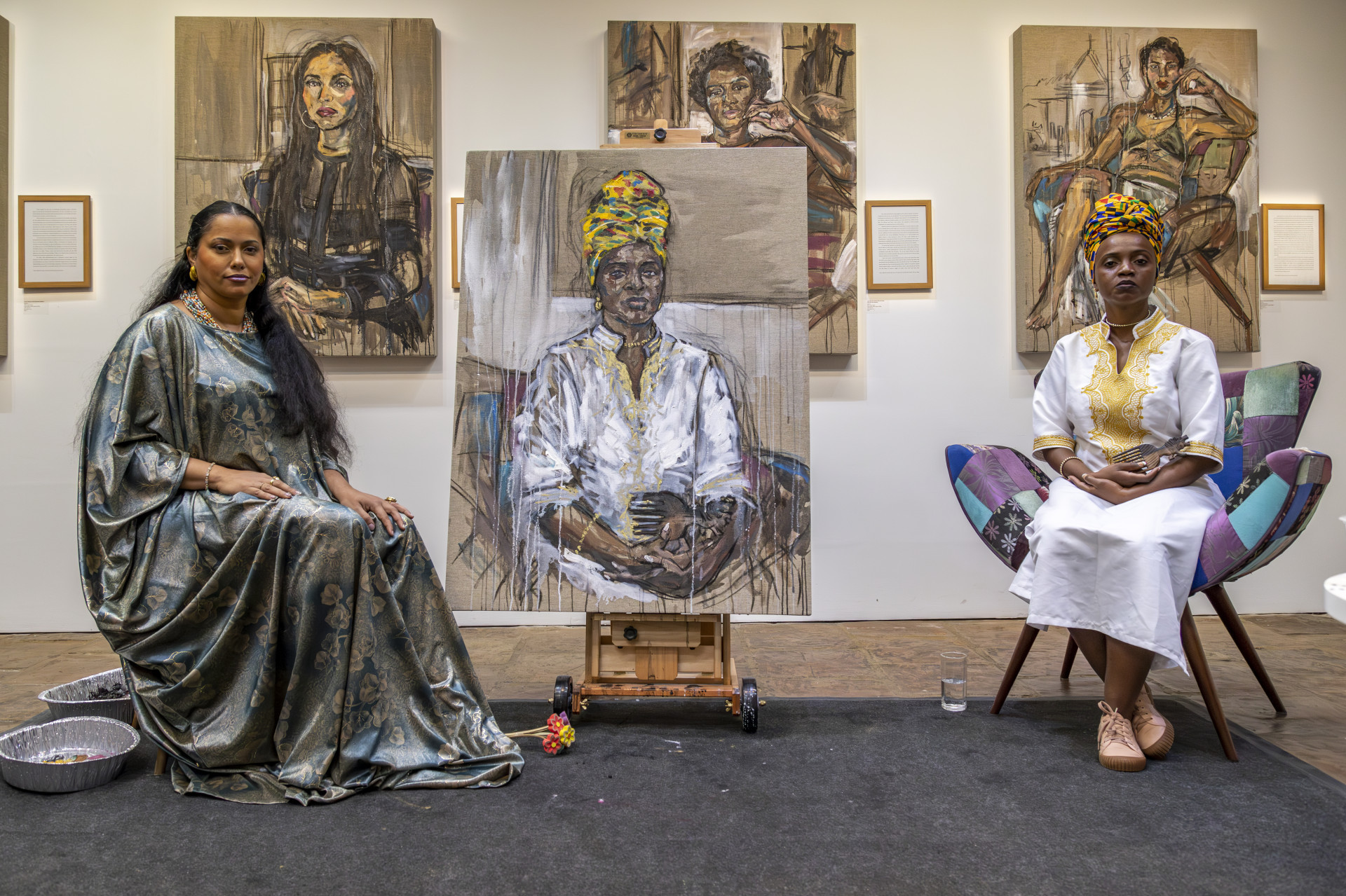 Panmela Castro (à  esquerda) viu sua dor transformada em arte e hoje ajuda outras pessoas - Divulgação / Luiza Saad