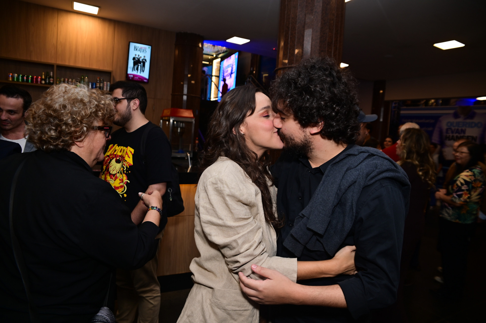 Tati Lopes, uma das atrizes do espetáculo, foi recebida aos beijos pelo namorado, o também ator George Sauma - Leo Franco/ Agnews