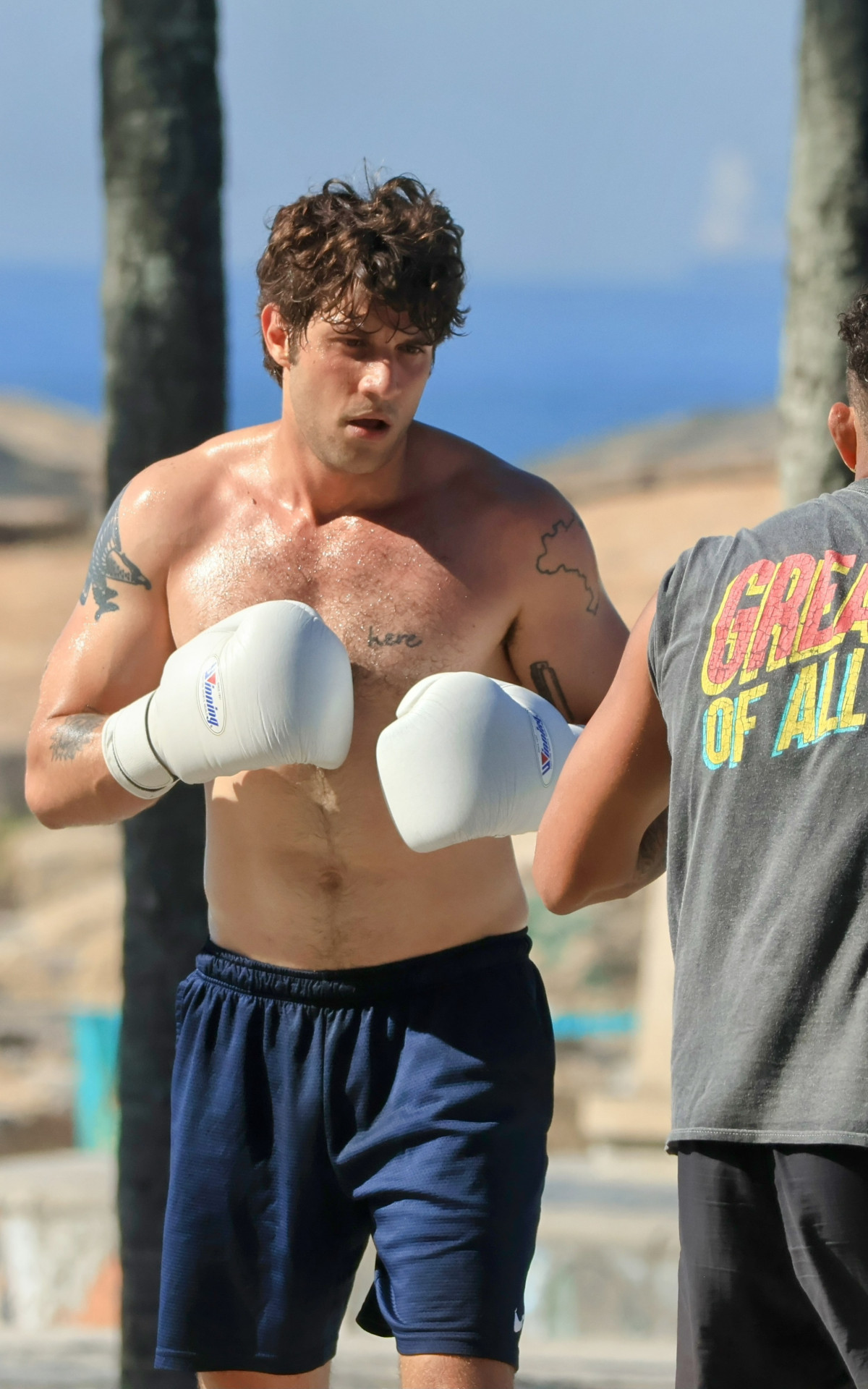 Chay Suede aproveita dia de sol e luta boxe em praia no Rio