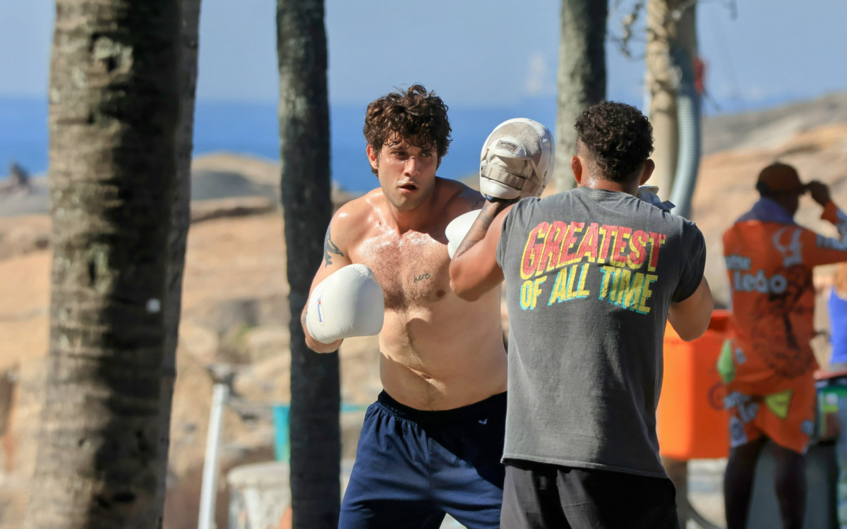 Chay Suede aproveita dia de sol e luta boxe em praia no Rio