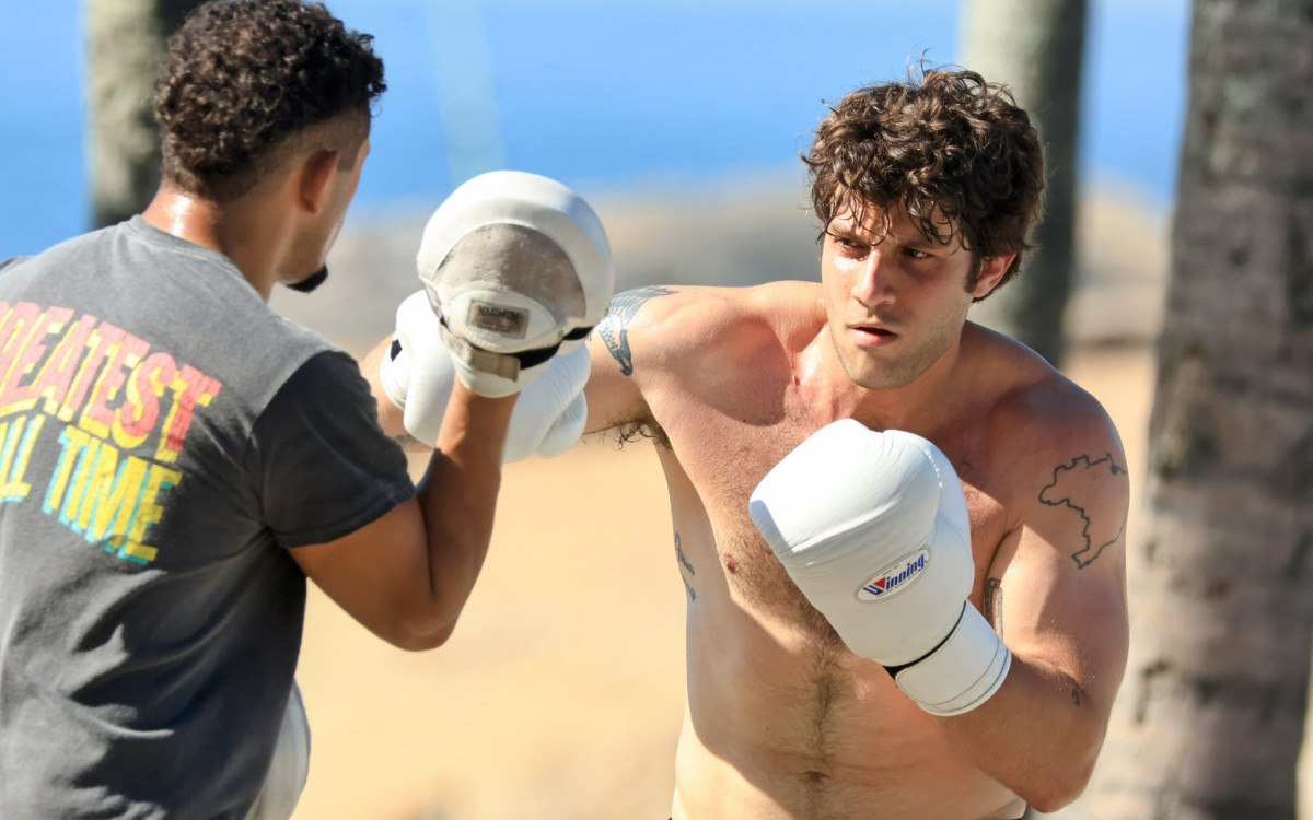 Chay Suede aproveita dia de sol e luta boxe em praia no Rio - Dan Delmiro / Agnews 