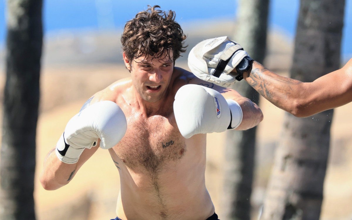 Chay Suede aproveita dia de sol e luta boxe em praia no Rio