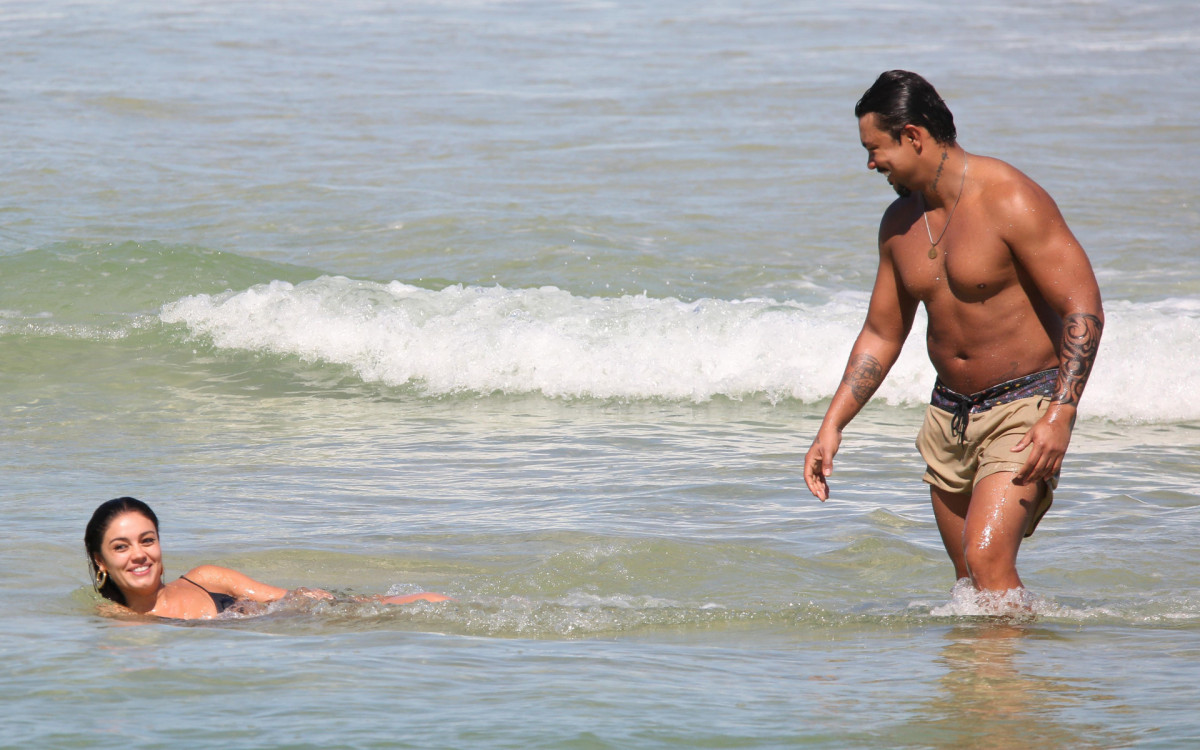 Sophie Charlotte e Xamã curtem dia de sol em praia da Zona Oeste do Rio