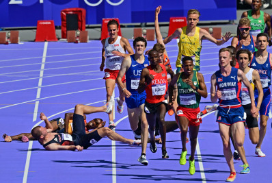 Cinegrafista atrapalha atletas e quase provoca acidente na prova dos 5 mil metros