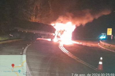 Acidente com caminhão interdita rodovia na altura de Guapimirim