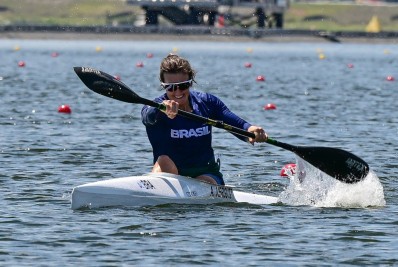 Ana Paula Vergutz garante vaga na semifinal do caiaque individual 500m