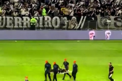 Torcedor do Vasco fratura o pé em cobrança de pênalti e deixa o campo de maca