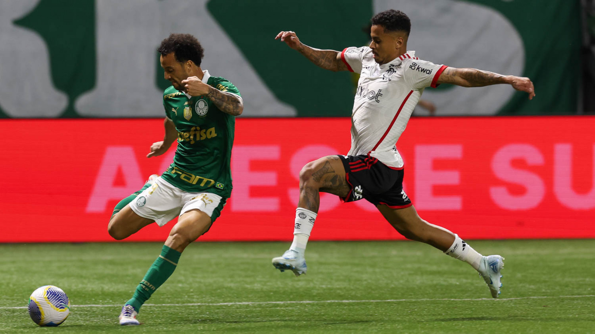 Allan, do Flamengo, marcando Felipe Anderson, do Palmeiras - Cesar Greco/Palmeiras