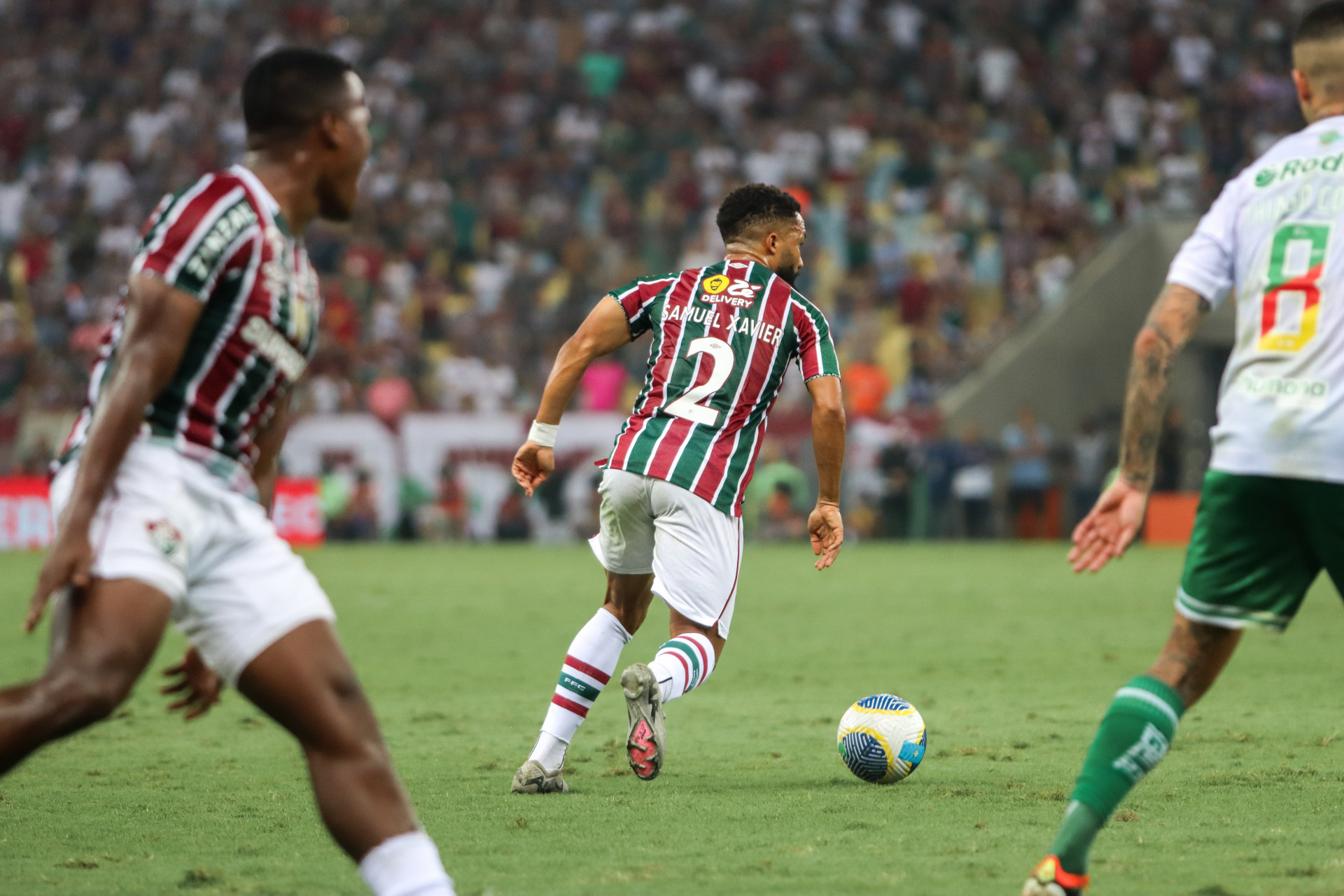 Samuel Xavier conduz a bola em Fluminense x Juventude
  - Marina Garcia/Fluminense FC