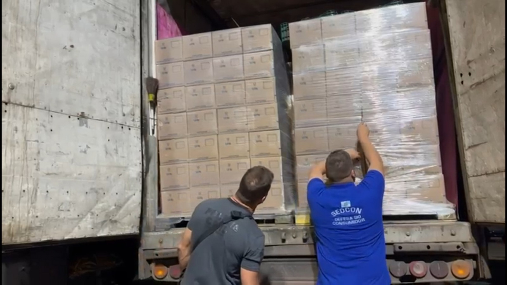 Caixas de sabão em pó falsificado estavam em caminhões que seguiam para supermercado na Penha - Reprodução