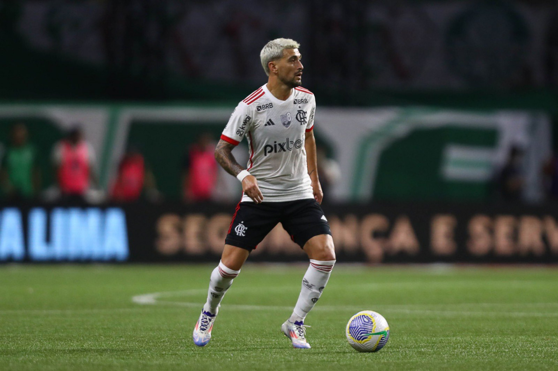 Arrascaeta em ação pelo Flamengo no duelo com o Palmeiras - Gilvan de Souza/Flamengo