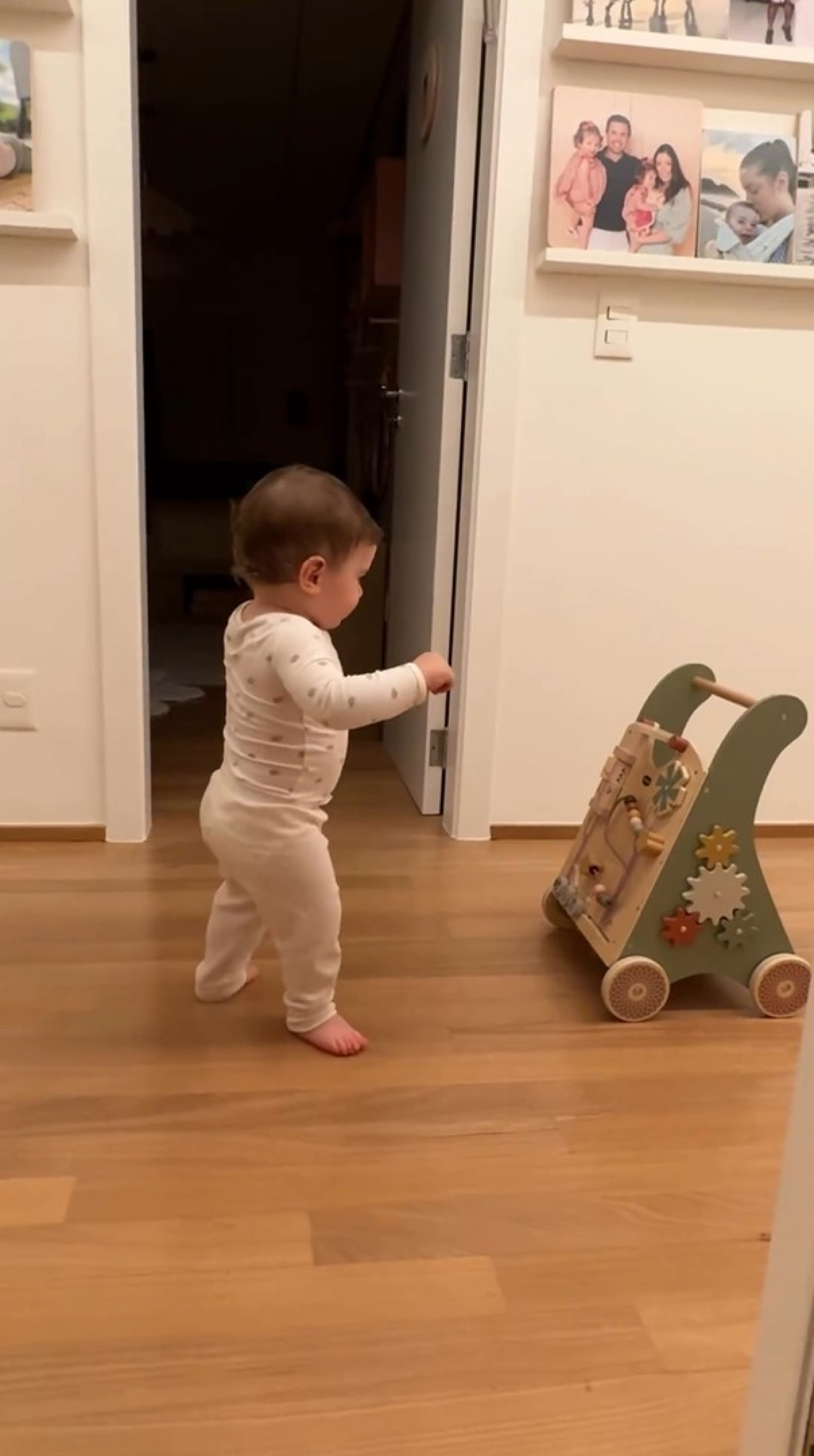 Fabiana Justus emociona a web com registro de primeiros passos do caçula - Reprodução / Instagram