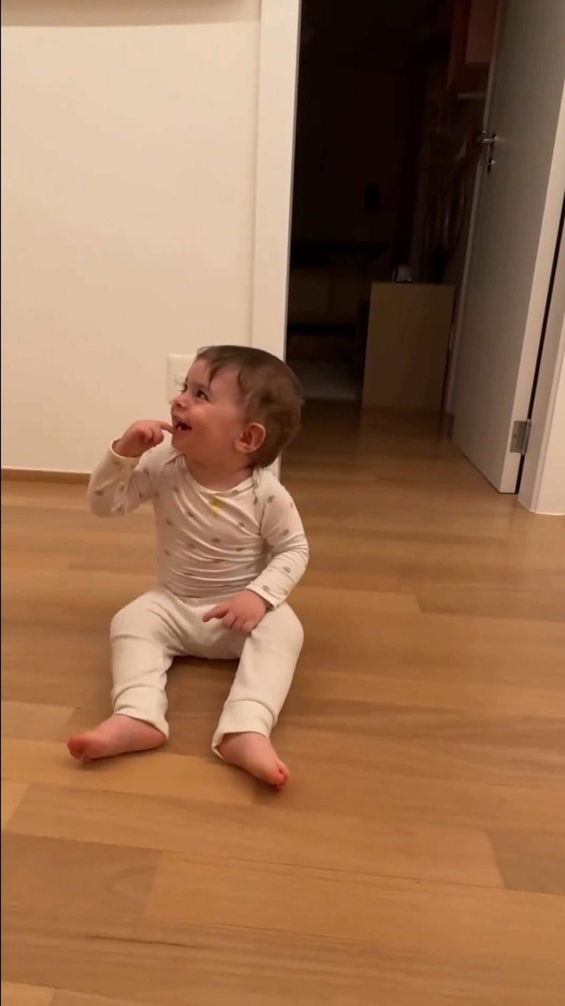 Fabiana Justus emociona a web com registro de primeiros passos do caçula - Reprodução / Instagram