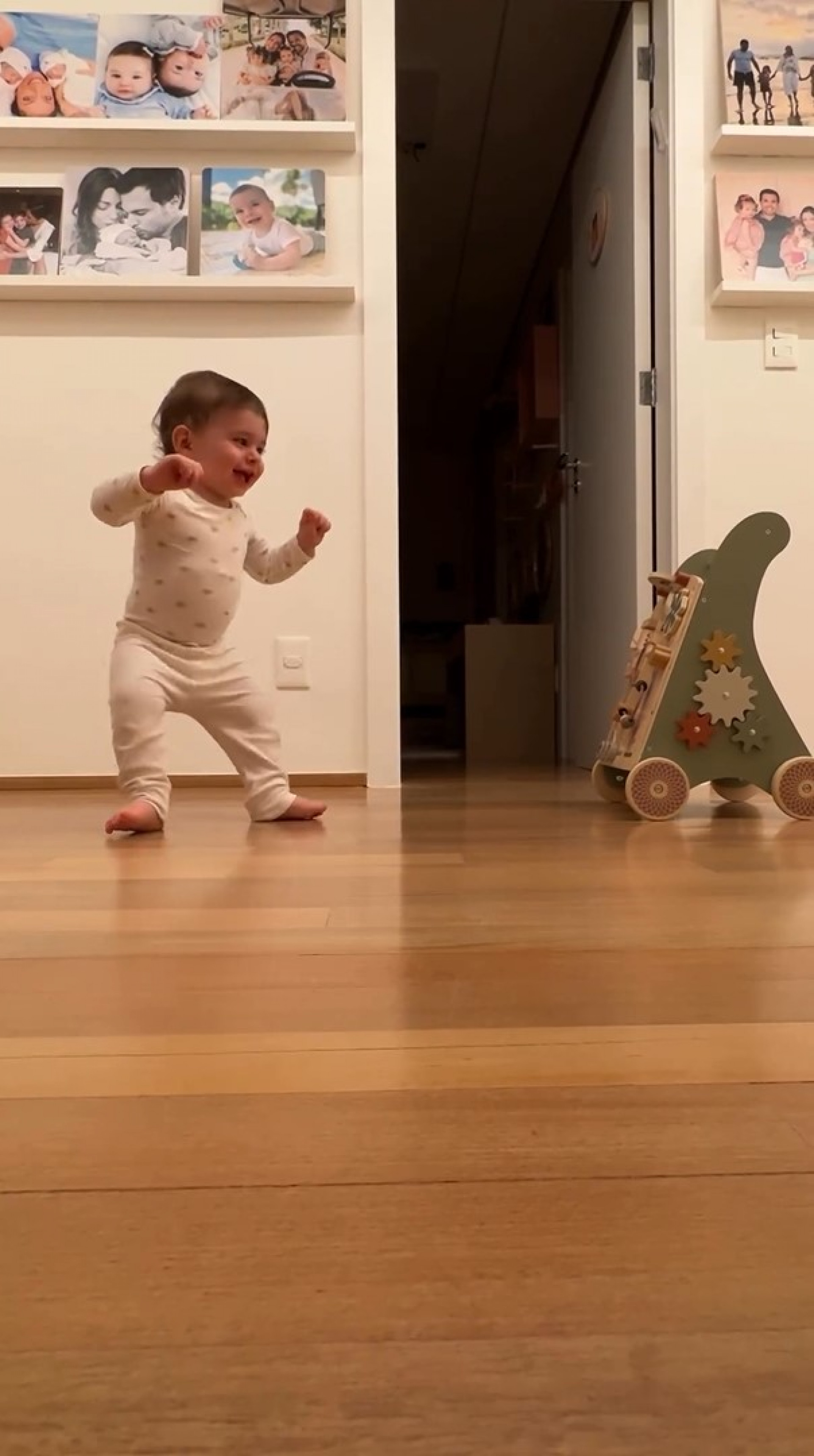 Fabiana Justus emociona a web com registro de primeiros passos do caçula - Reprodução / Instagram