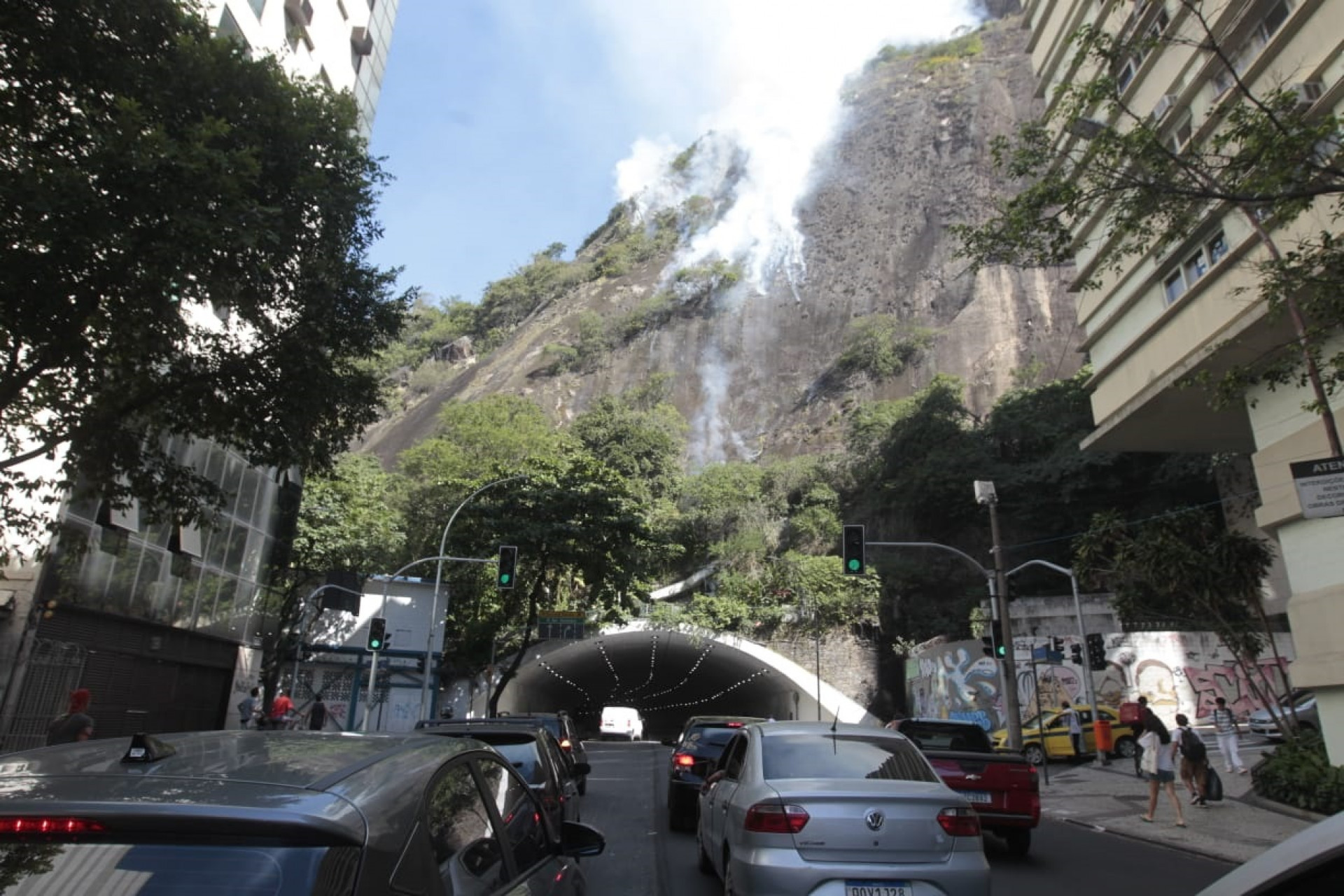 Fumaça sobre o Túnel Sá Freire Alvim, na Rua Barata Ribeiro - Reginaldo Pimenta/Agência O Dia