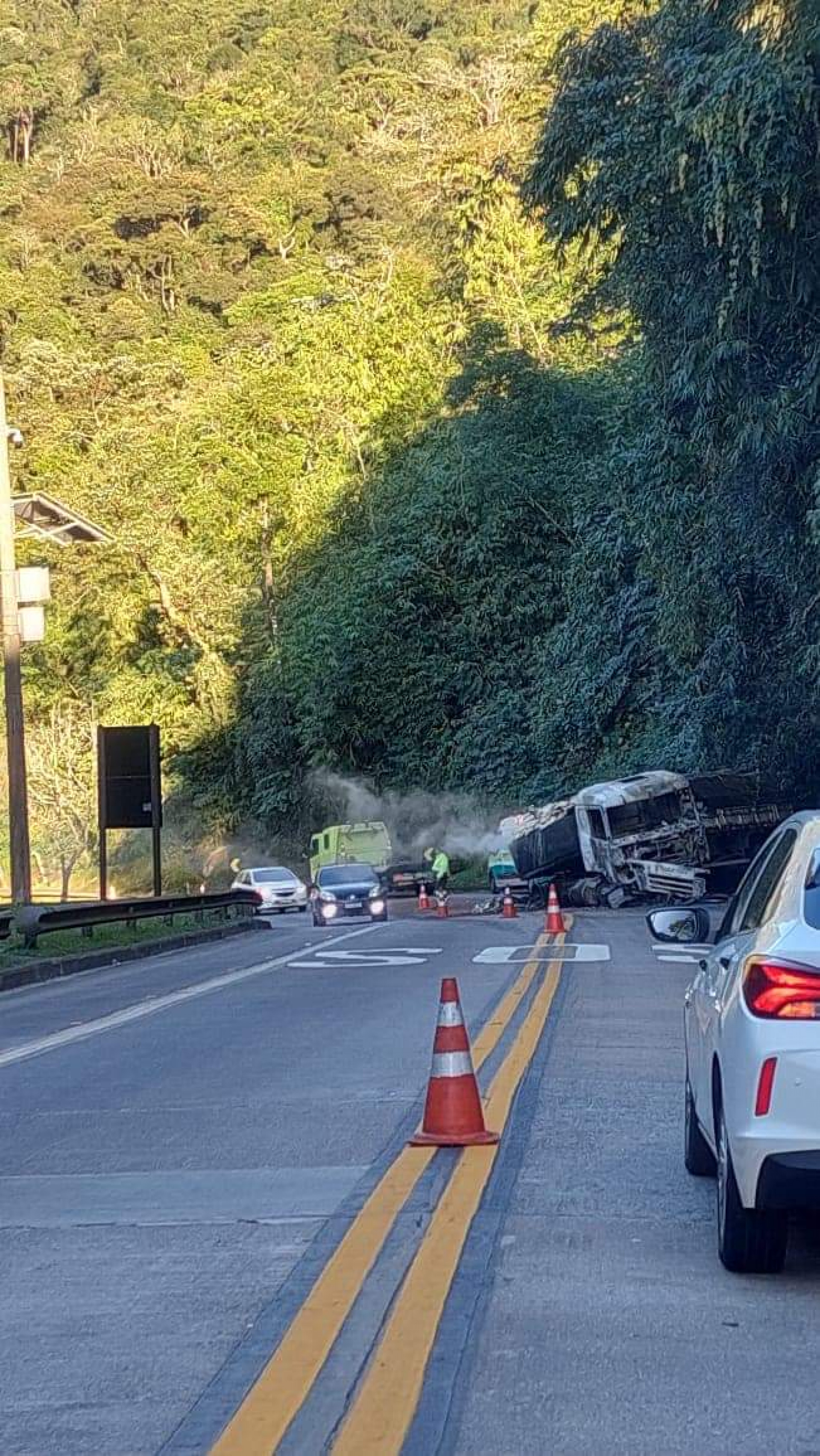 O trânsito na BR-116 (Rodovia Rio-Teresópolis) flui no sistema pare x siga devido ao acidente envolvendo caminhão na serra de Guapimirim