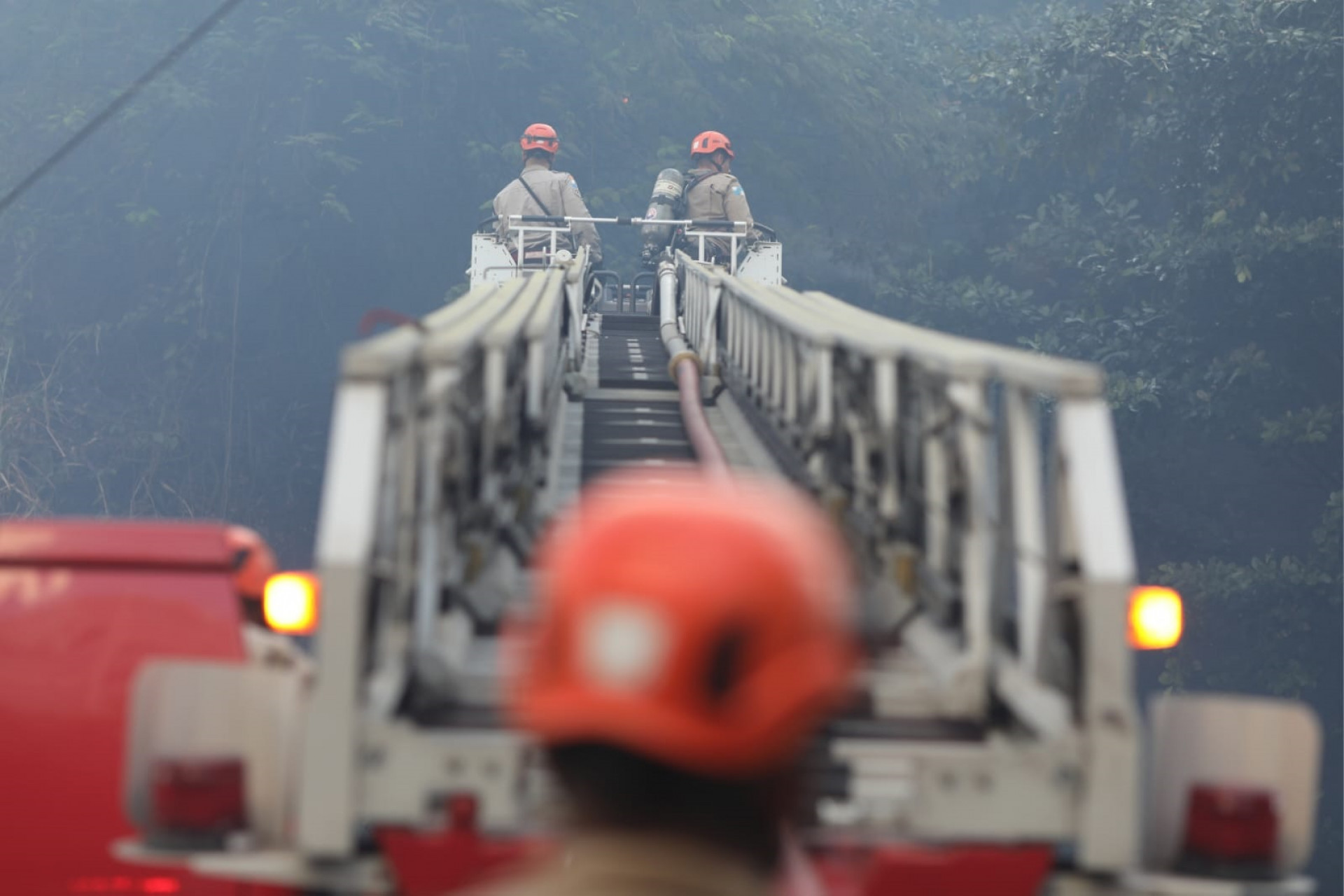 Militares usam escada magirus na ação para controlar as chamas - Pedro Teixeira/ Agência O Dia