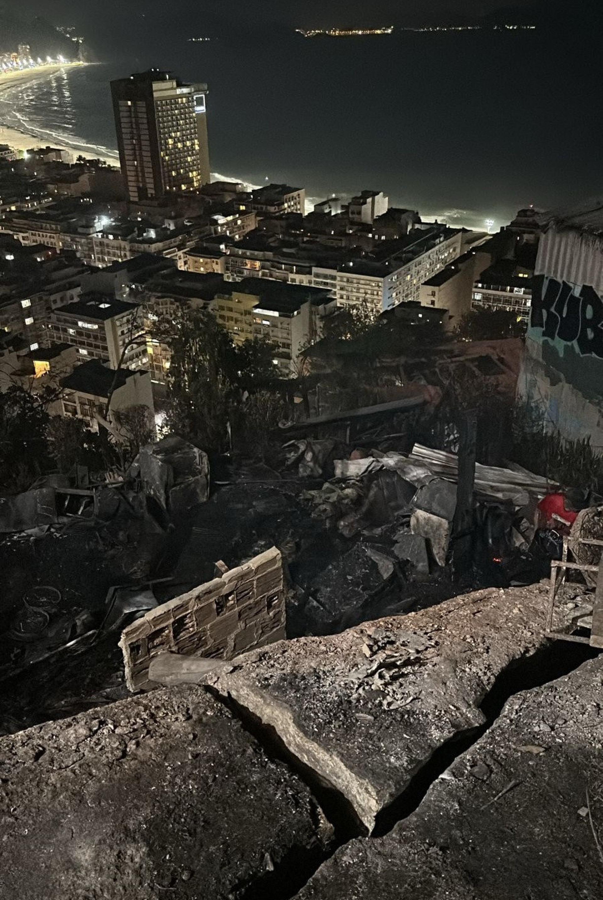 O mirante destruído pelo fogo