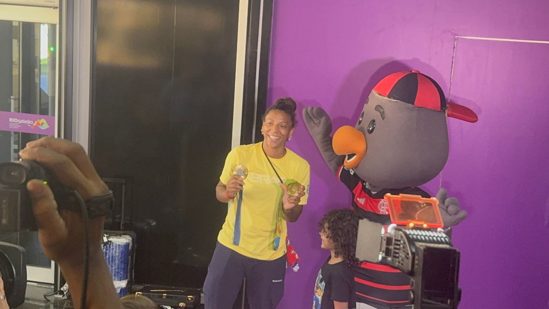 Rafaela posando com as medalhas de bronze, de Paris-2024, e ouro, do Rio-2016 - Gabriel Salotti / Agência O Dia