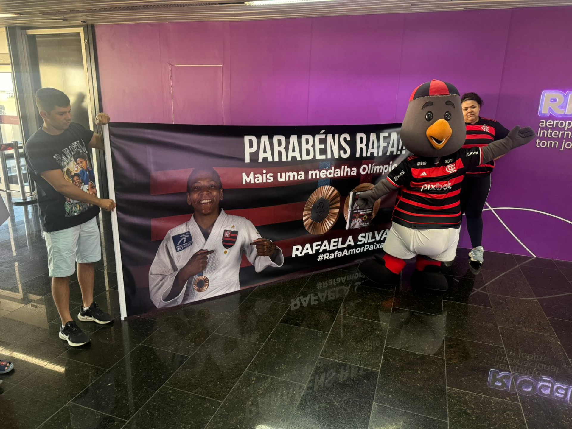 Representantes do Flamengo, clube em que Rafaela é atleta, marcaram presença no desembarque - Gabriel Salotti / Agência O Dia